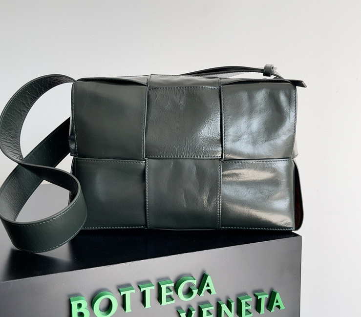 【高仿男包推薦】BV 2023 早春系列 Arco 相機包