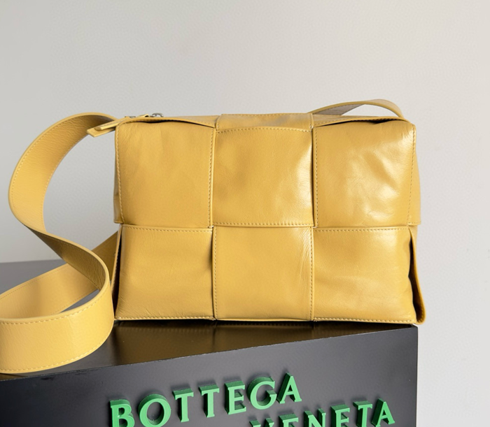 【高仿男包推薦】BV 2023 早春系列 Arco 相機包-黃色