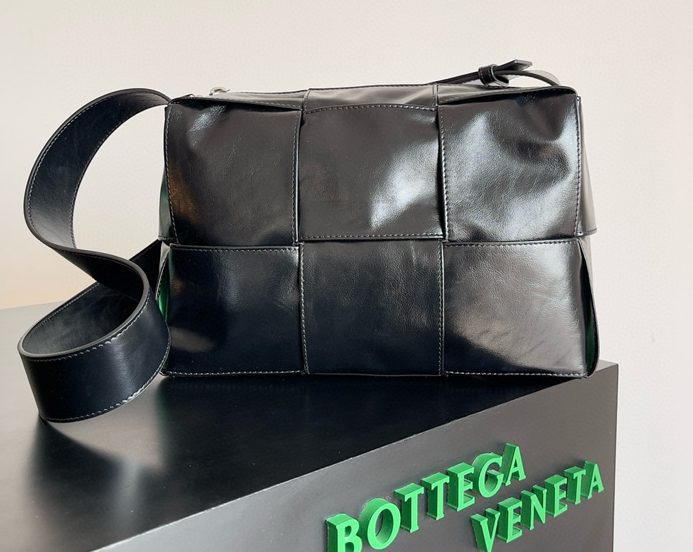 【高仿男包推薦】BV 2023 早春系列 Arco 相機包-黑色