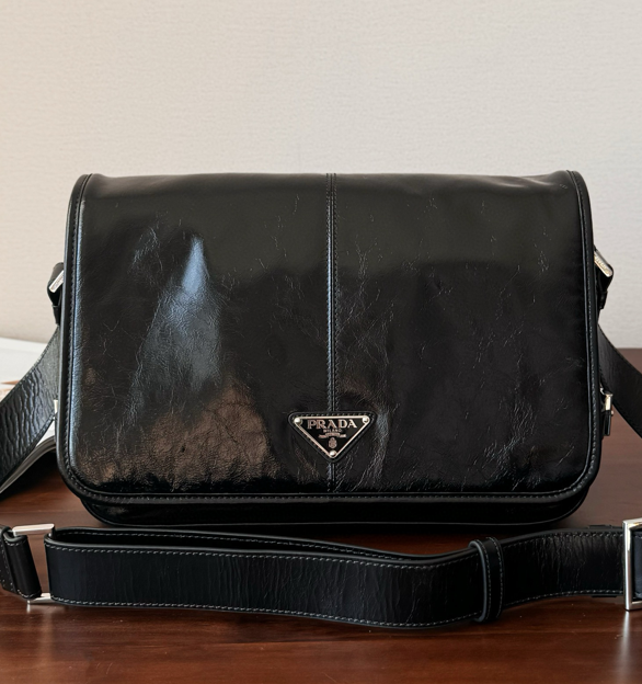 【高仿男包推薦】Prada 原廠油蠟皮單肩郵差包