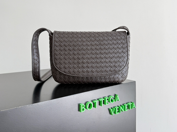 【高仿男包推薦】BV 2025 新品｜Veneto 翻蓋背提包 黑棕色